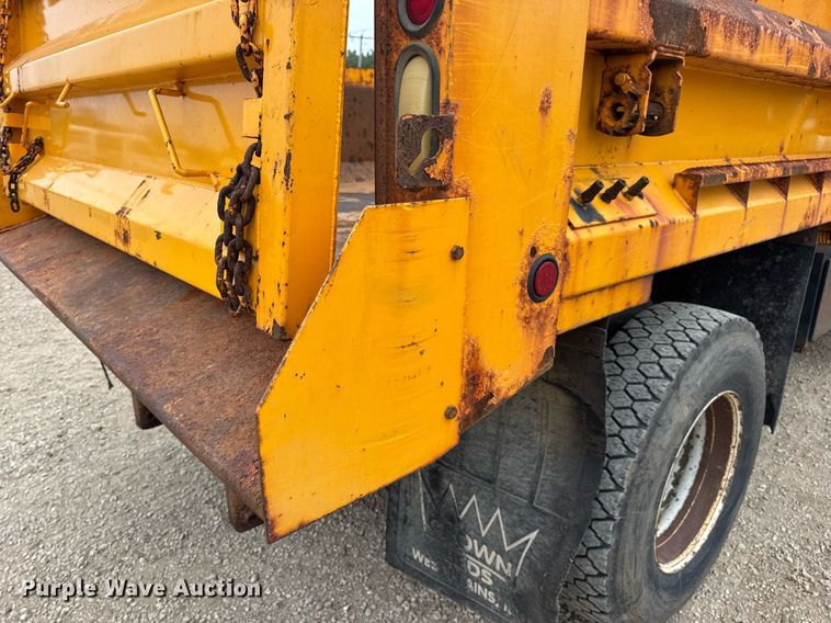 image for item DW3383 2000 International 4900 dump truck