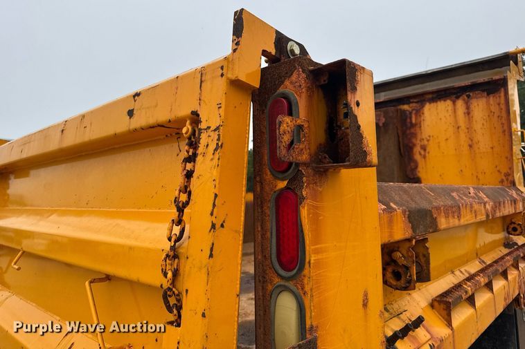 image for item DW3383 2000 International 4900 dump truck