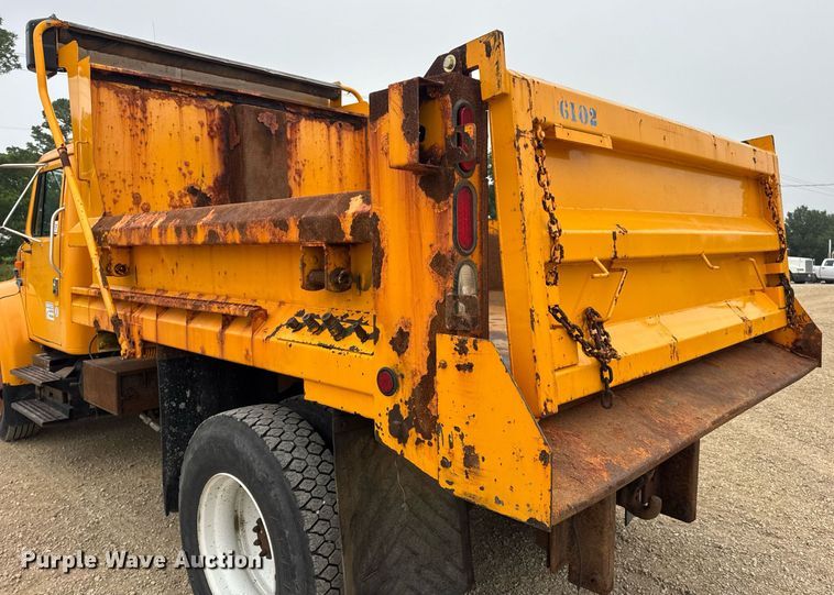 image for item DW3383 2000 International 4900 dump truck