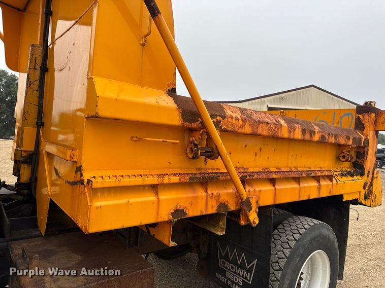 image for item DW3383 2000 International 4900 dump truck