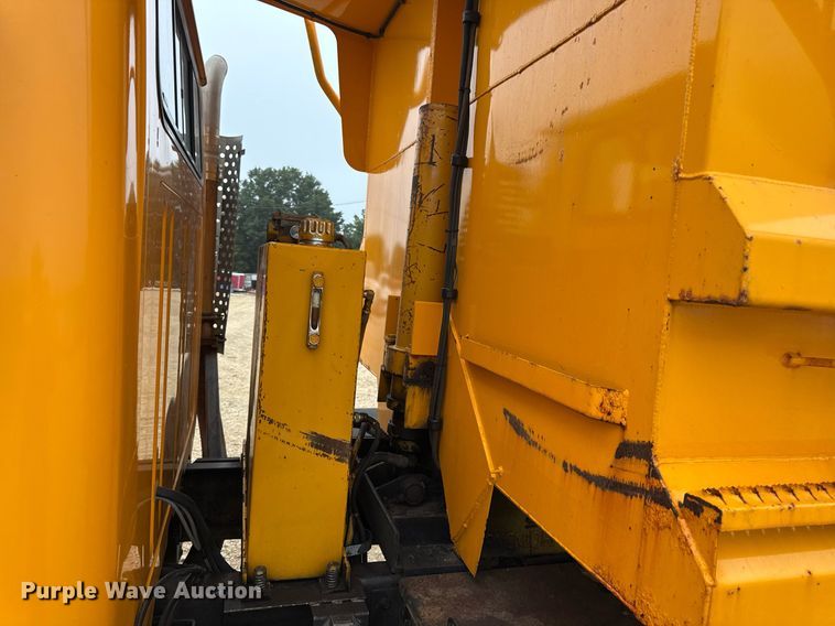 image for item DW3383 2000 International 4900 dump truck