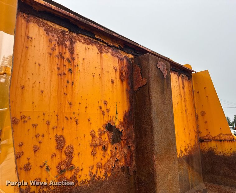 image for item DW3383 2000 International 4900 dump truck