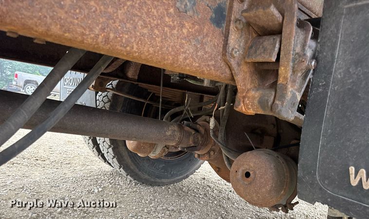 image for item DW3383 2000 International 4900 dump truck