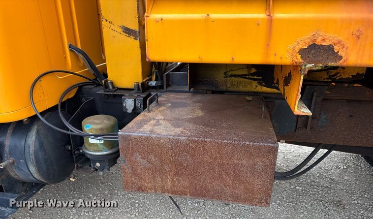 image for item DW3383 2000 International 4900 dump truck