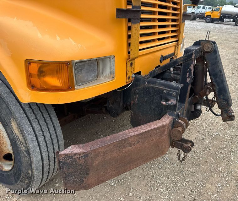 image for item DW3383 2000 International 4900 dump truck