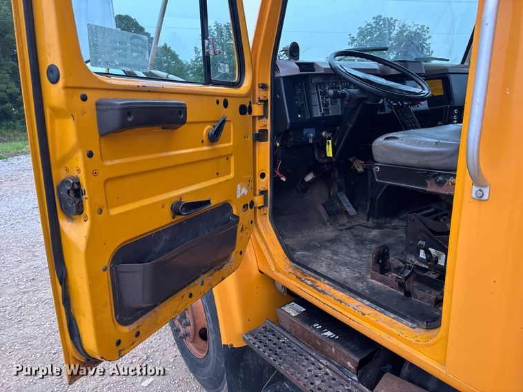 image for item DW3383 2000 International 4900 dump truck