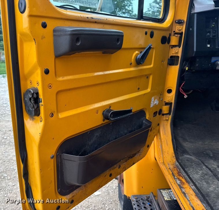 image for item DW3383 2000 International 4900 dump truck