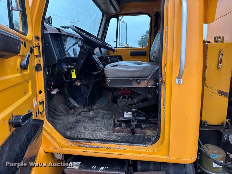 image for item DW3383 2000 International 4900 dump truck