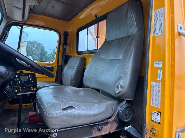 image for item DW3383 2000 International 4900 dump truck