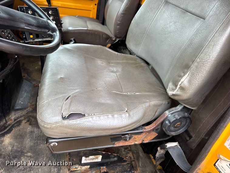 image for item DW3383 2000 International 4900 dump truck