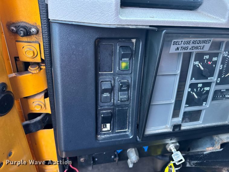 image for item DW3383 2000 International 4900 dump truck