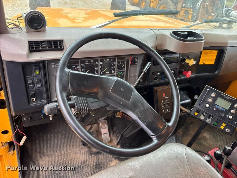 image for item DW3383 2000 International 4900 dump truck