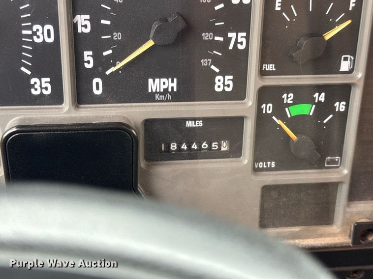 image for item DW3383 2000 International 4900 dump truck