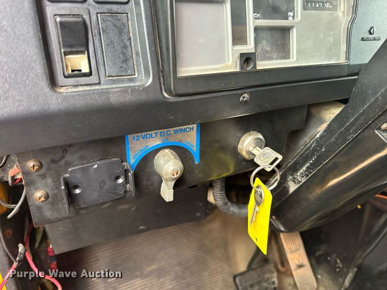 image for item DW3383 2000 International 4900 dump truck