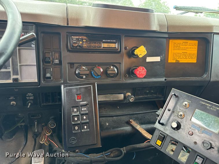 image for item DW3383 2000 International 4900 dump truck