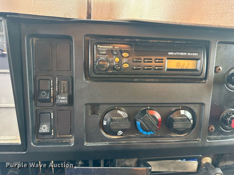 image for item DW3383 2000 International 4900 dump truck