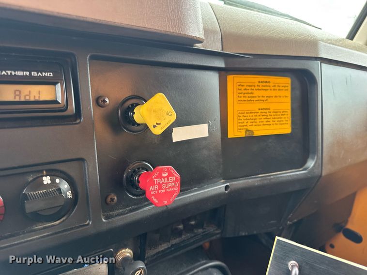 image for item DW3383 2000 International 4900 dump truck