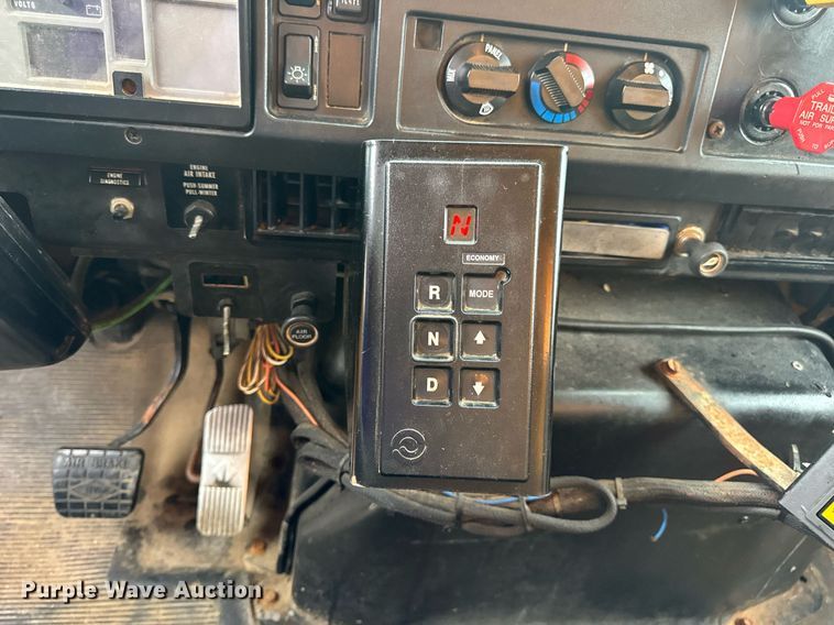 image for item DW3383 2000 International 4900 dump truck