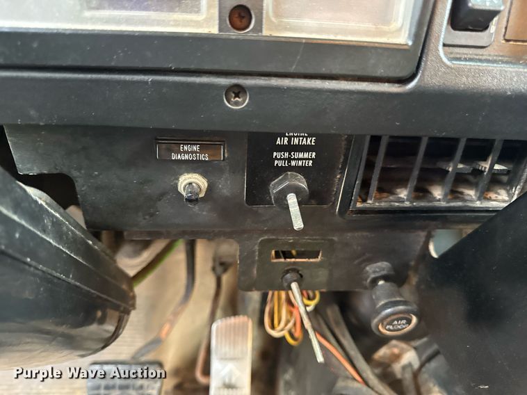 image for item DW3383 2000 International 4900 dump truck