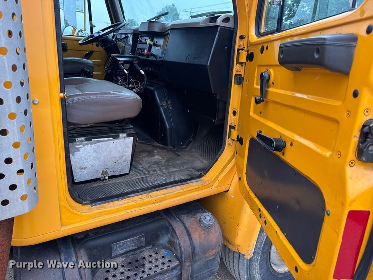image for item DW3383 2000 International 4900 dump truck