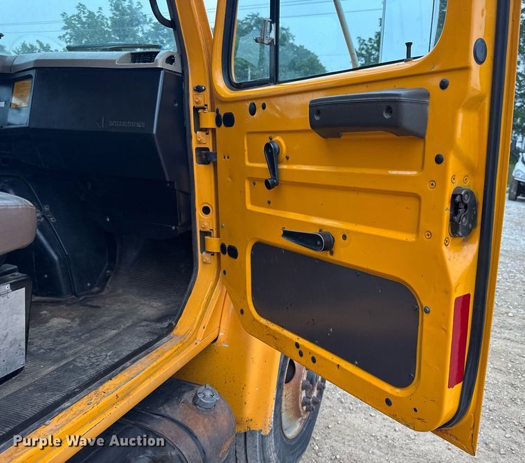 image for item DW3383 2000 International 4900 dump truck