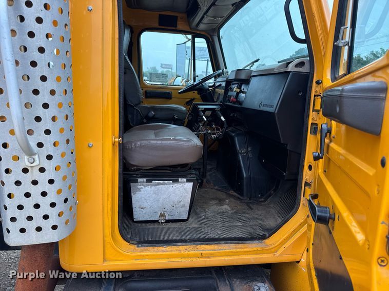 image for item DW3383 2000 International 4900 dump truck