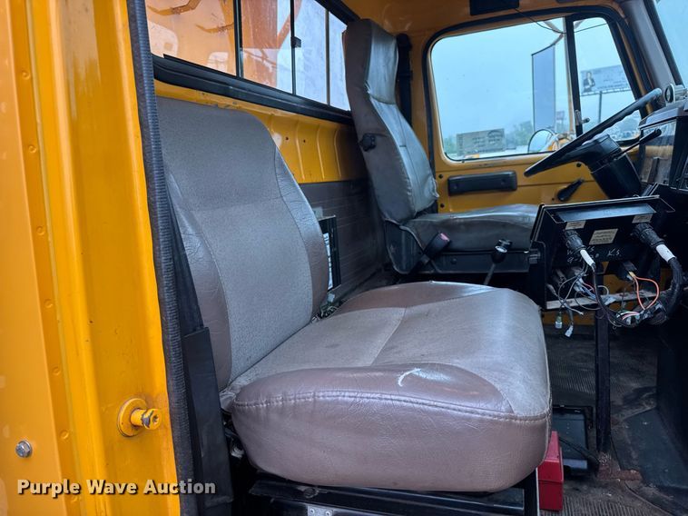 image for item DW3383 2000 International 4900 dump truck