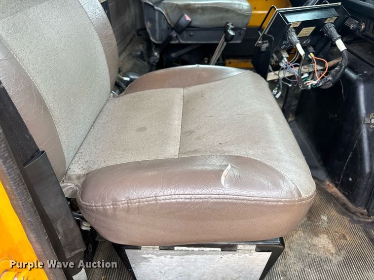 image for item DW3383 2000 International 4900 dump truck