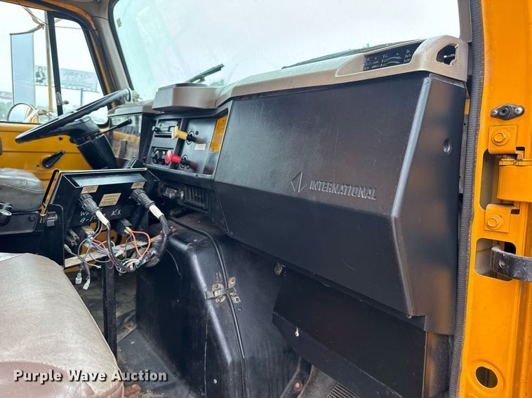 image for item DW3383 2000 International 4900 dump truck