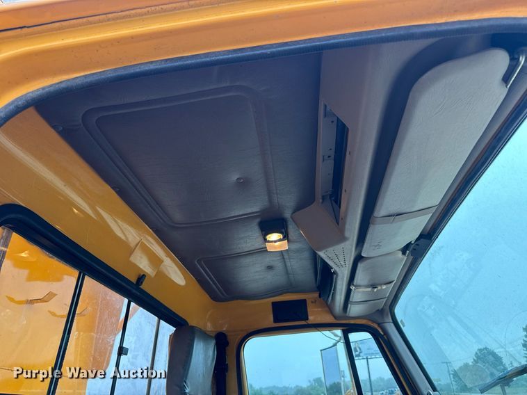 image for item DW3383 2000 International 4900 dump truck