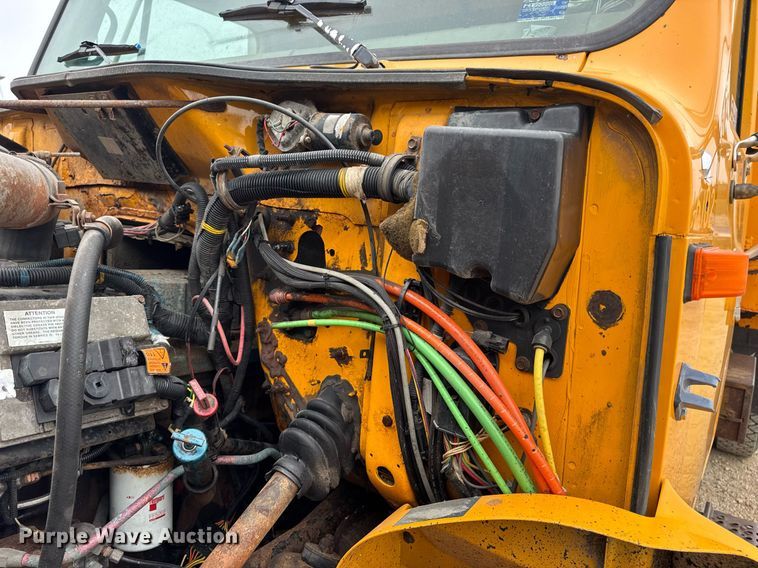 image for item DW3383 2000 International 4900 dump truck