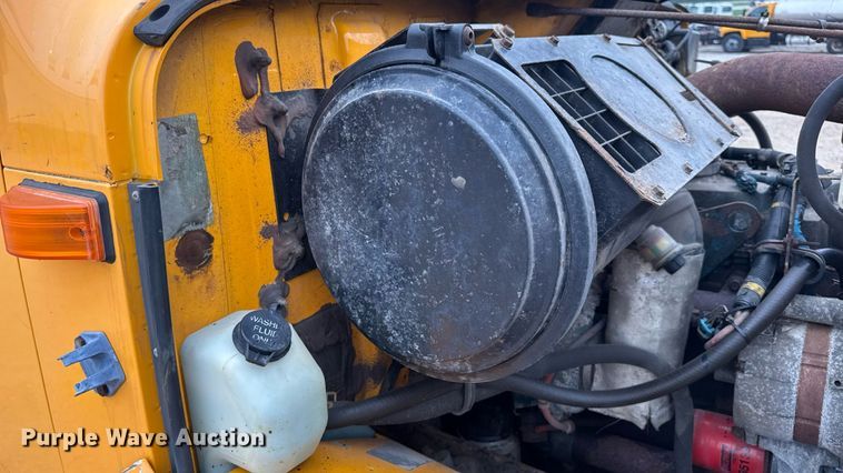 image for item DW3383 2000 International 4900 dump truck