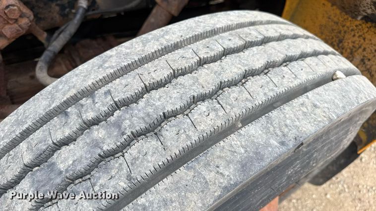 image for item DW3383 2000 International 4900 dump truck