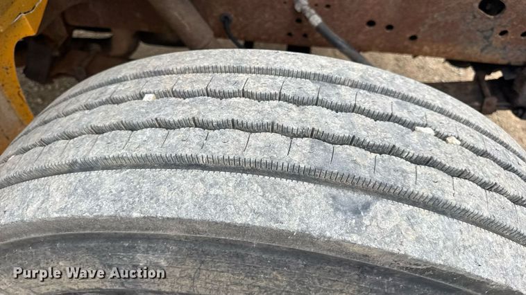 image for item DW3383 2000 International 4900 dump truck