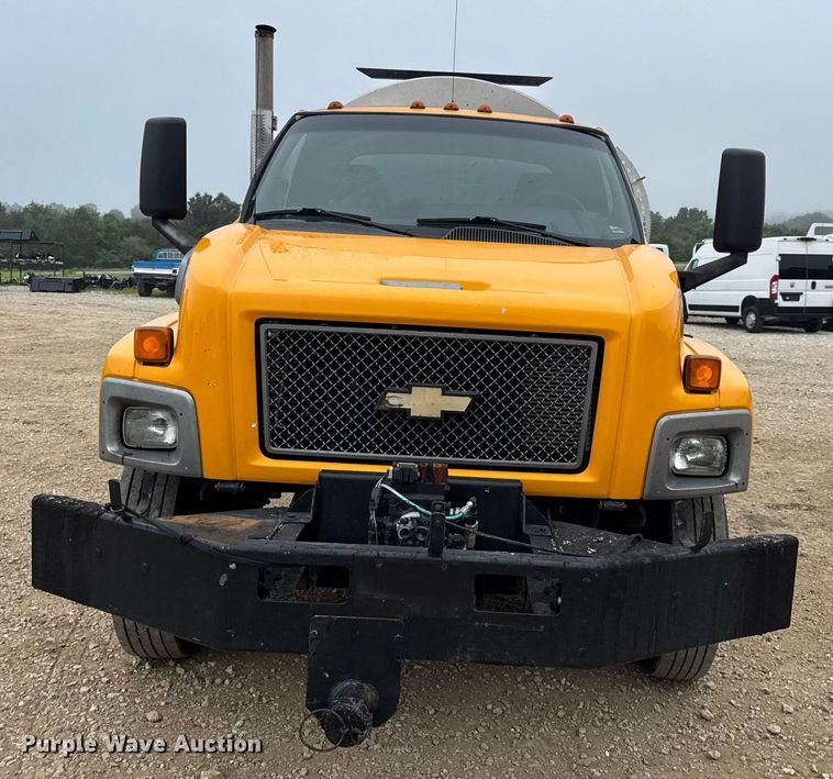 image for item DW3384 2005 Chevrolet C7500 oil distributor truck