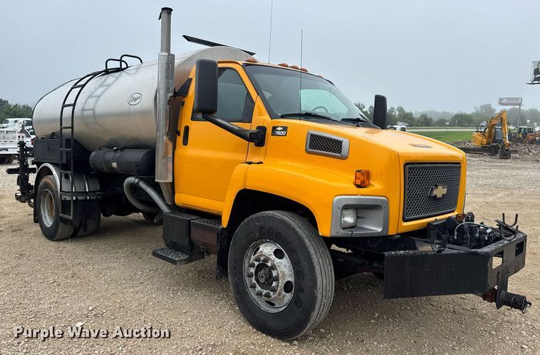 image for item DW3384 2005 Chevrolet C7500 oil distributor truck