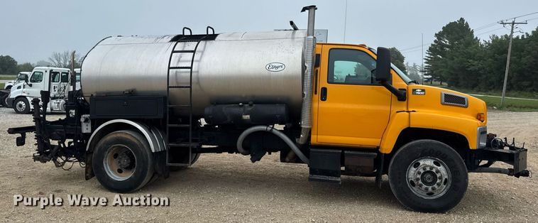 image for item DW3384 2005 Chevrolet C7500 oil distributor truck