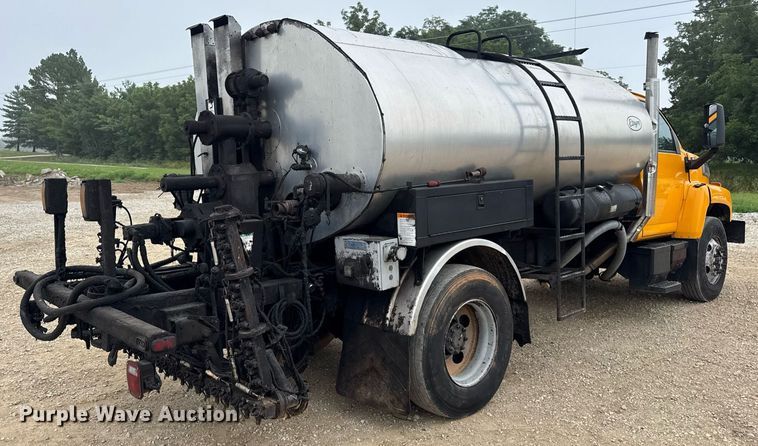 image for item DW3384 2005 Chevrolet C7500 oil distributor truck