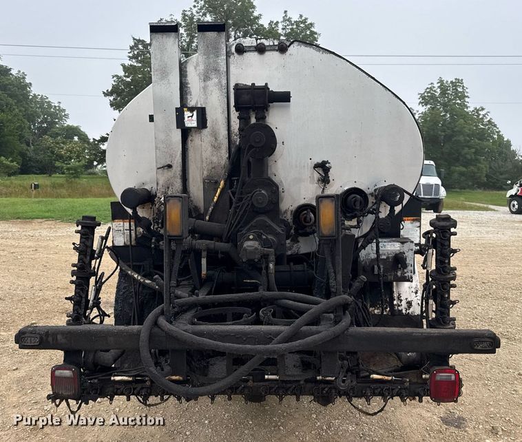 image for item DW3384 2005 Chevrolet C7500 oil distributor truck