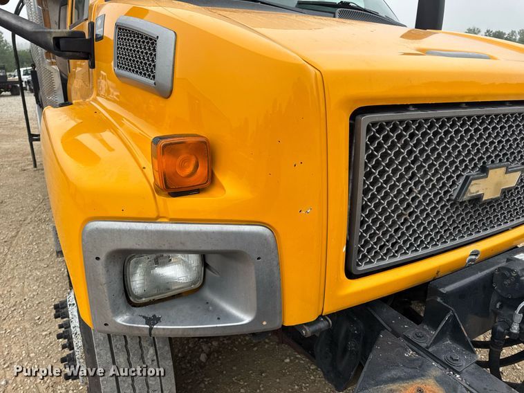 image for item DW3384 2005 Chevrolet C7500 oil distributor truck