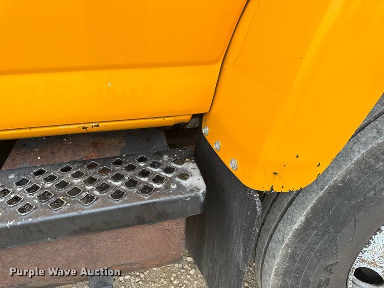 image for item DW3384 2005 Chevrolet C7500 oil distributor truck