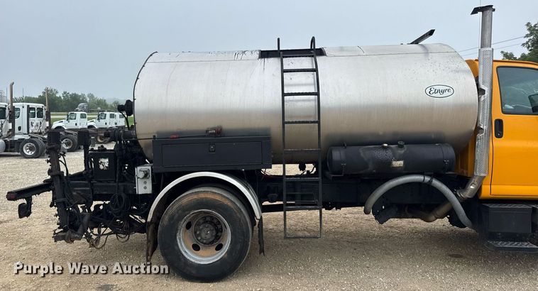 image for item DW3384 2005 Chevrolet C7500 oil distributor truck