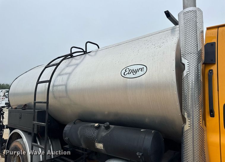 image for item DW3384 2005 Chevrolet C7500 oil distributor truck