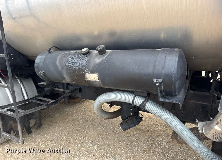 image for item DW3384 2005 Chevrolet C7500 oil distributor truck