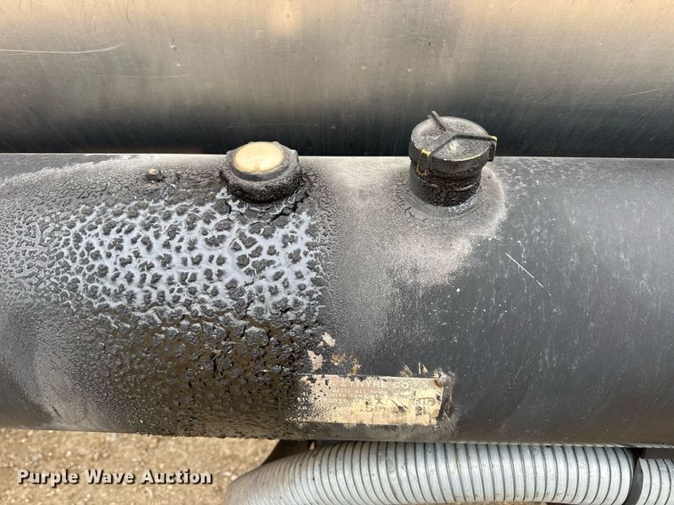 image for item DW3384 2005 Chevrolet C7500 oil distributor truck