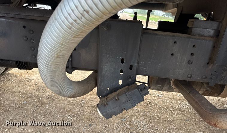 image for item DW3384 2005 Chevrolet C7500 oil distributor truck