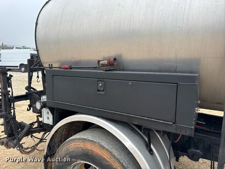 image for item DW3384 2005 Chevrolet C7500 oil distributor truck