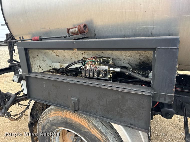 image for item DW3384 2005 Chevrolet C7500 oil distributor truck