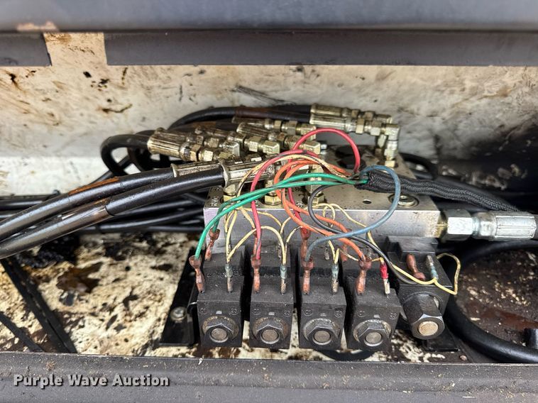 image for item DW3384 2005 Chevrolet C7500 oil distributor truck