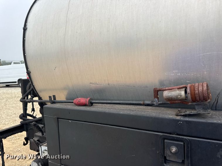 image for item DW3384 2005 Chevrolet C7500 oil distributor truck